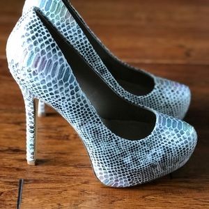 Steve Madden Sz 7 White Snake Skin Platform Pumps